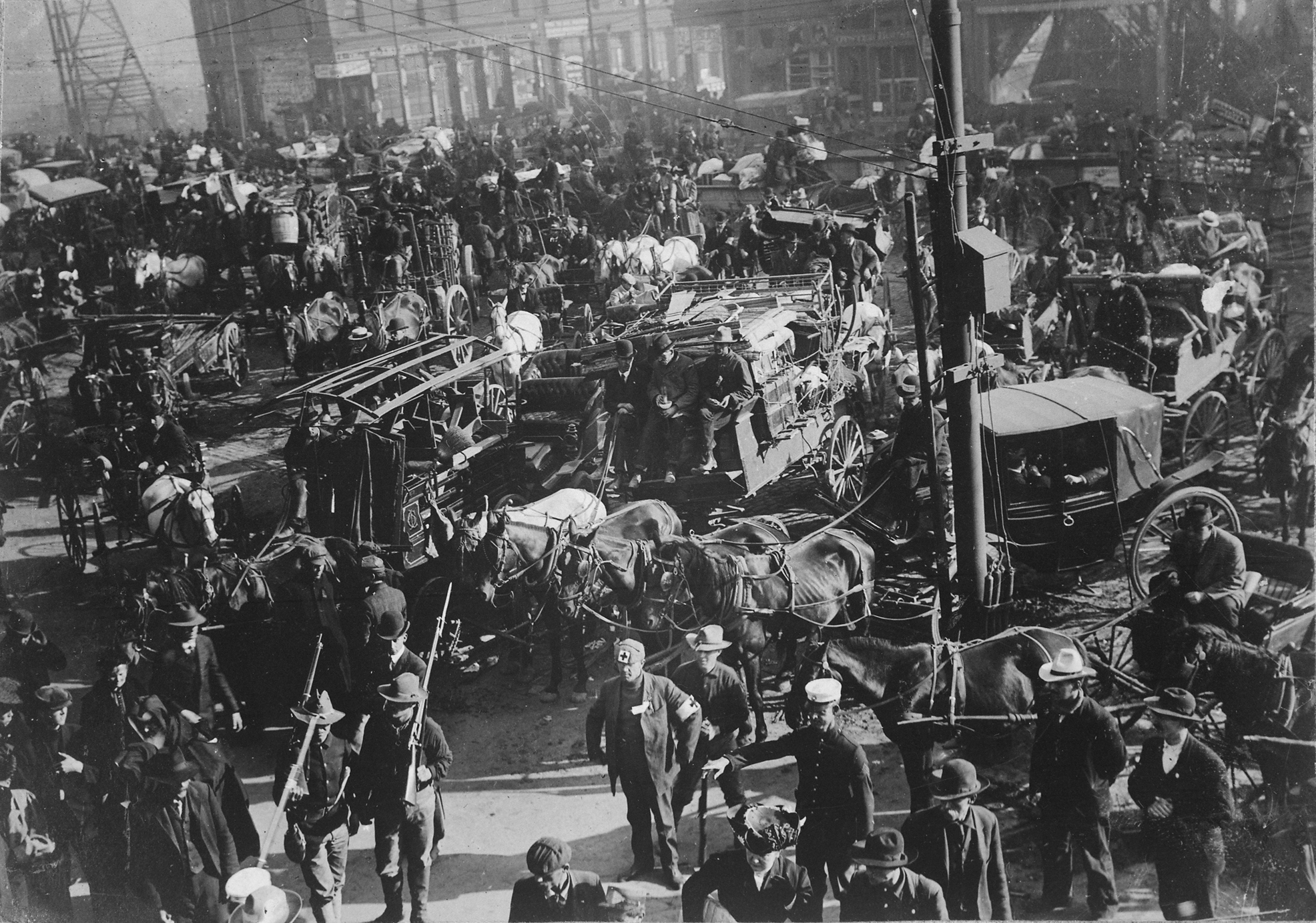 Refugees fleeing the fire in downtown San Francisco. (National Archives)